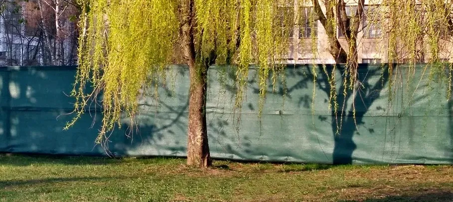 Сетка фасадная на стройплощадке